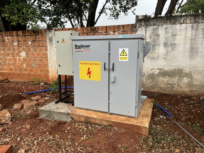 Delivery point with pad-mounted transformer and metering panel