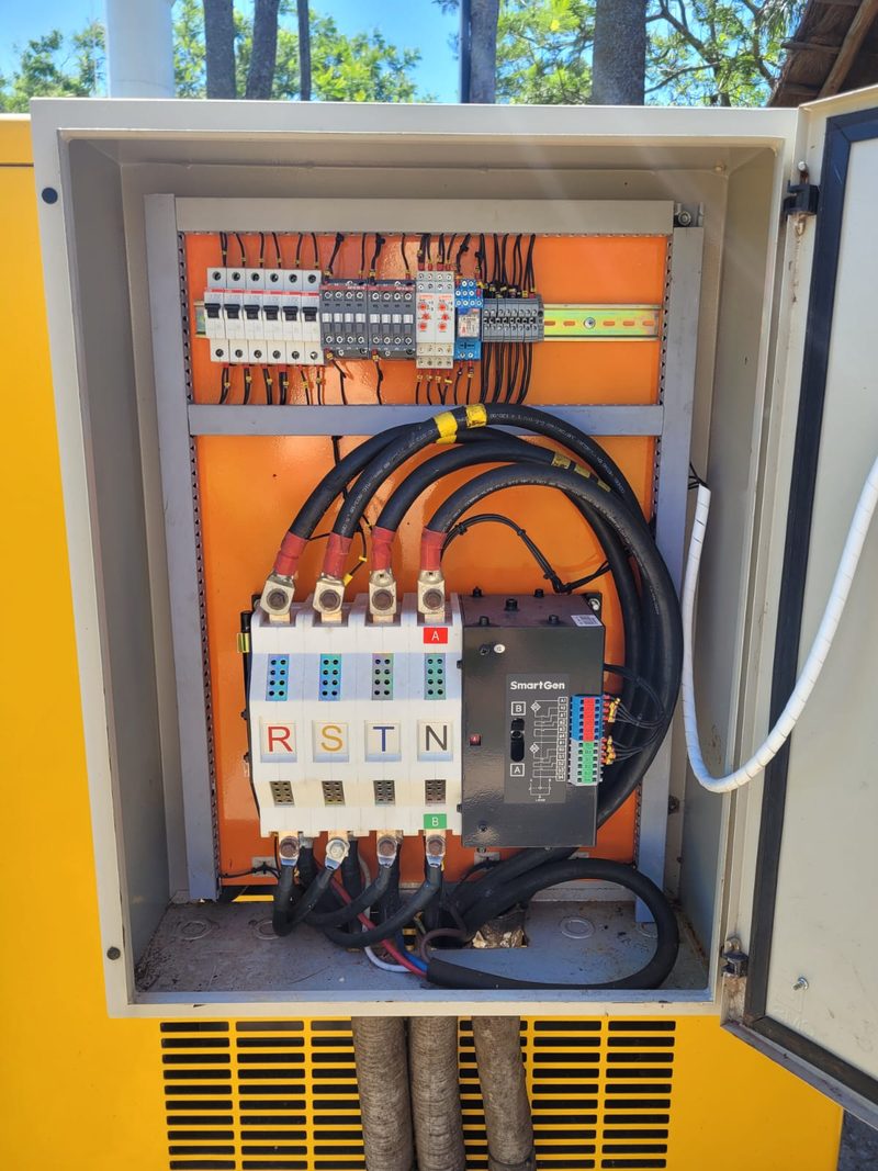 Tablero de transferencia automática junto al grupo electrógeno