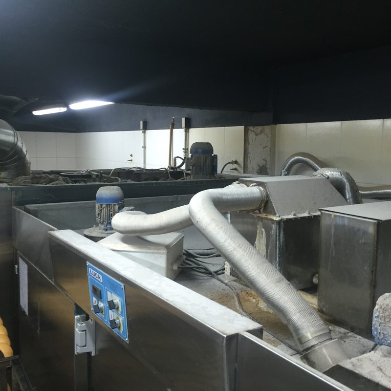 Commercial kitchen equipment with its exhaust system