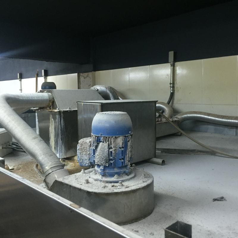 Equipos de cocina industrial y conductos de extracción en mantenimiento