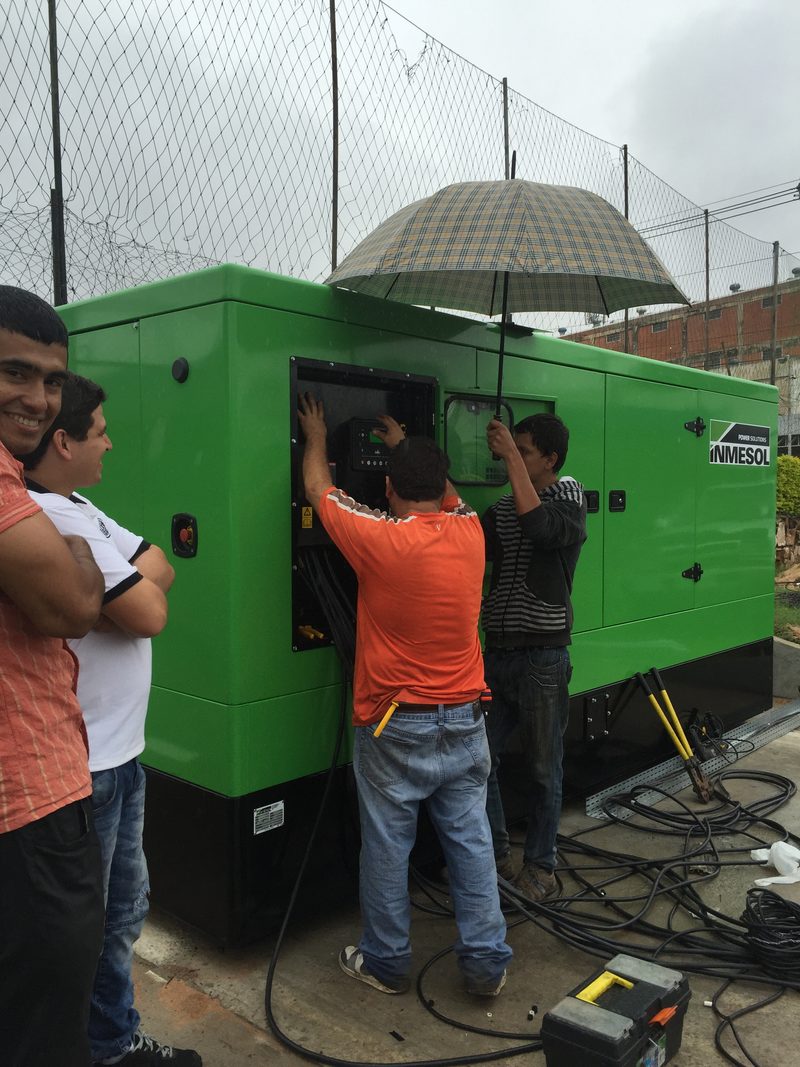 Grupo Gaia technicians commissioning a generator set