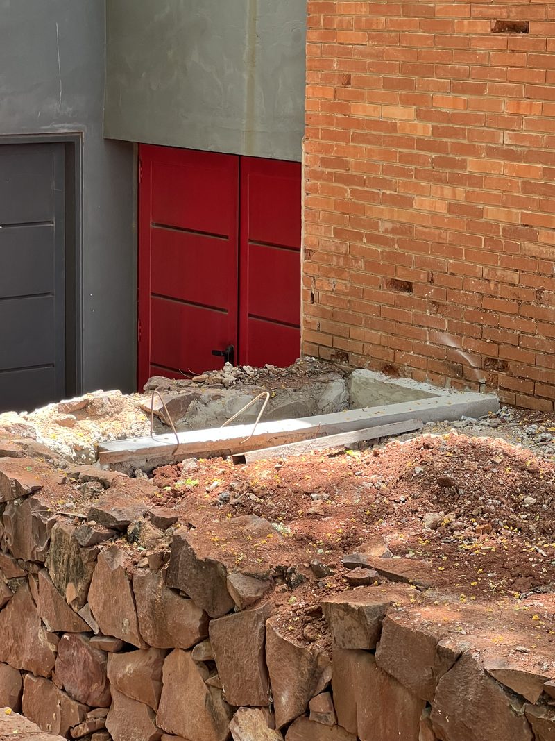 Masonry enclosure for the main switchboard