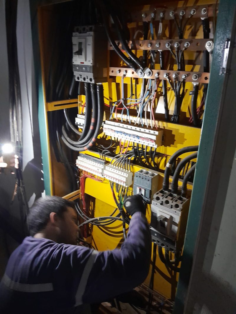 Técnico de Grupo Gaia revisando un tablero durante el relevamiento