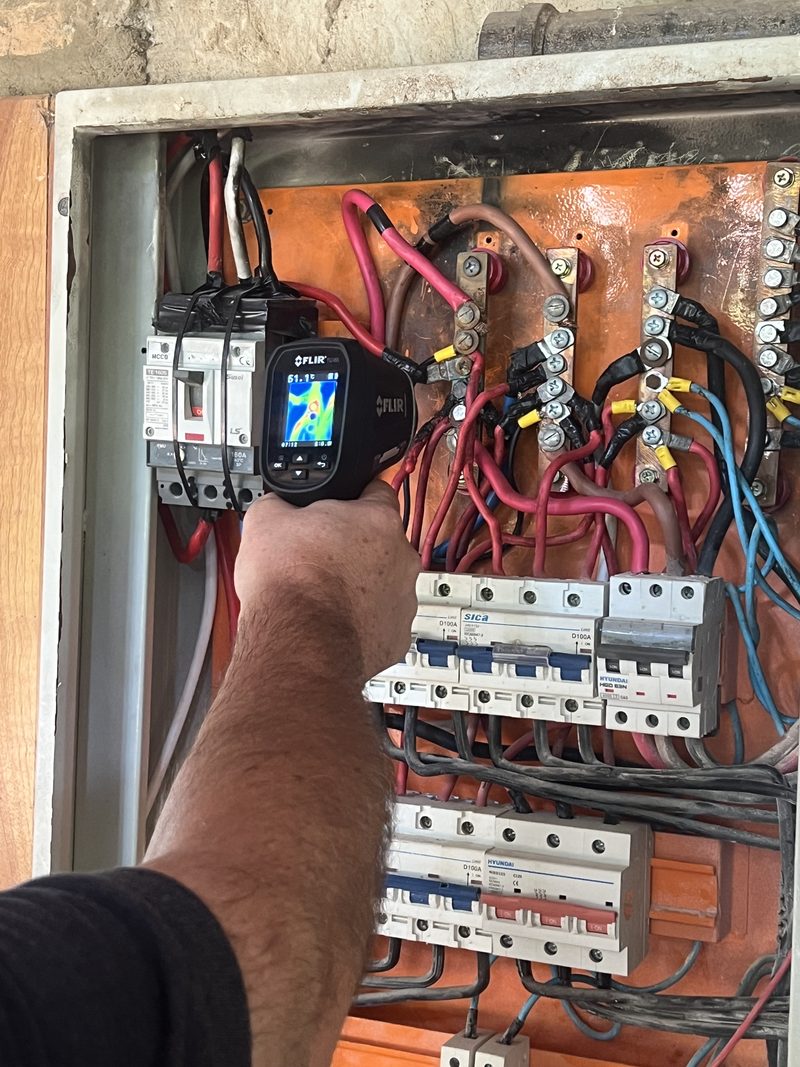 Thermographic measurement on an electrical panel