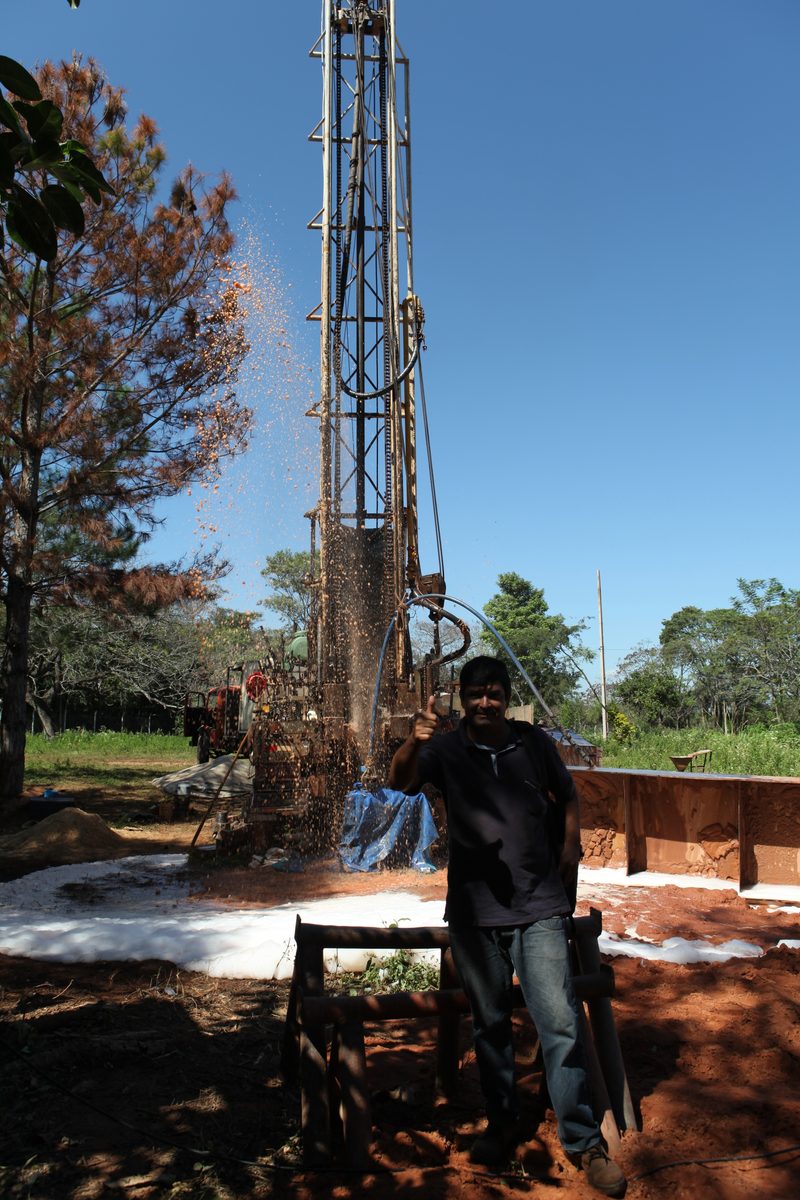 Drilling mast and operator at the well