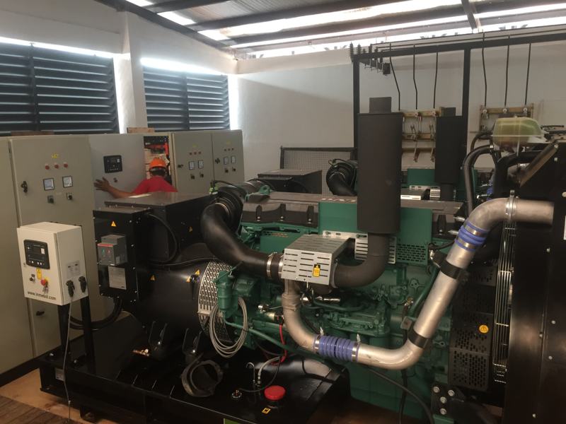 Sala técnica con grupos electrógenos y tableros de control